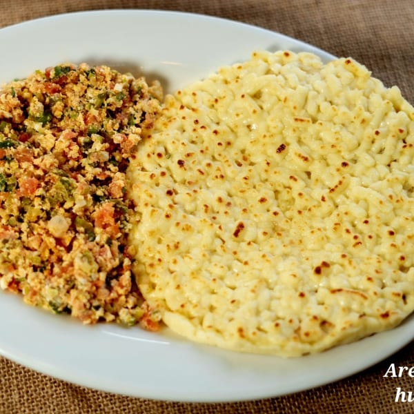 Arepa con queso y huevos pericos