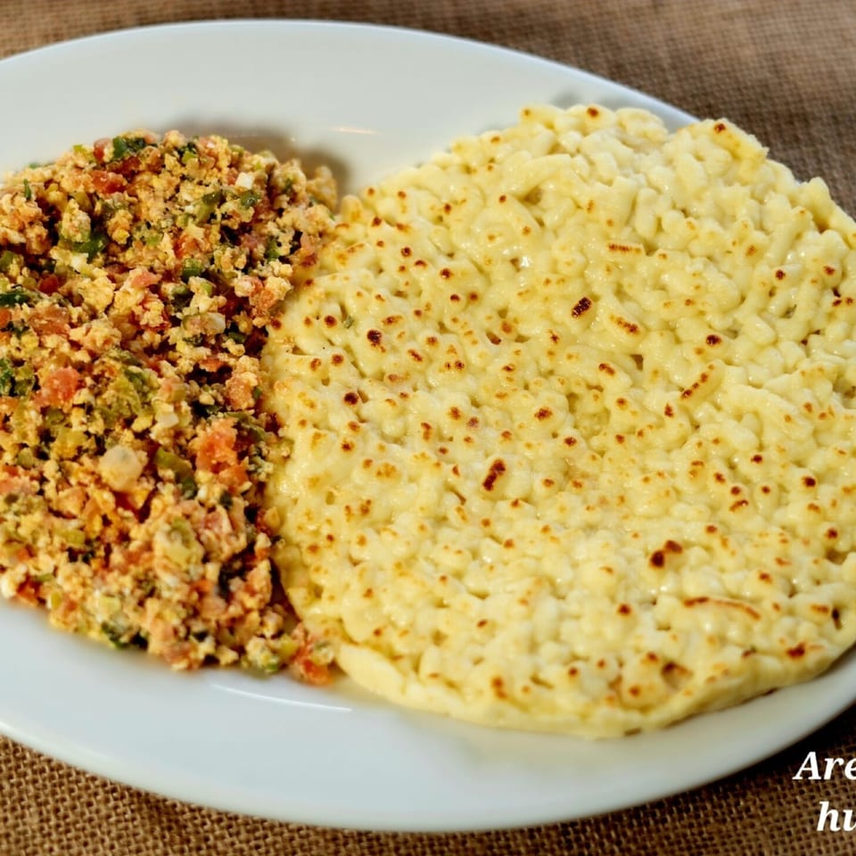 Arepa con queso y huevos pericos