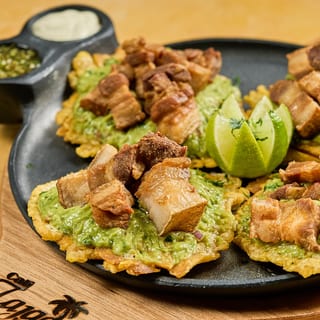 TOSTONES CON GUACAMOLE Y CHICHARRON