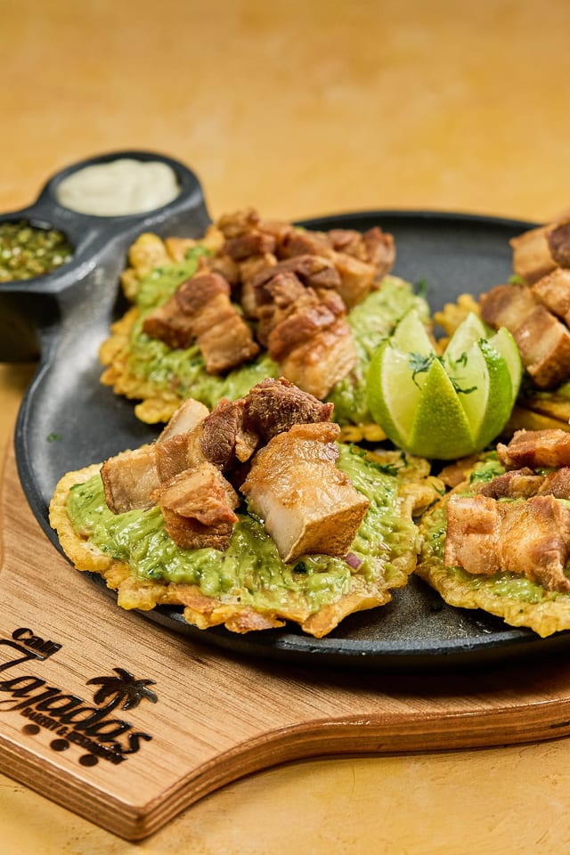 Tostones Con Guacamole Y Chicharron.