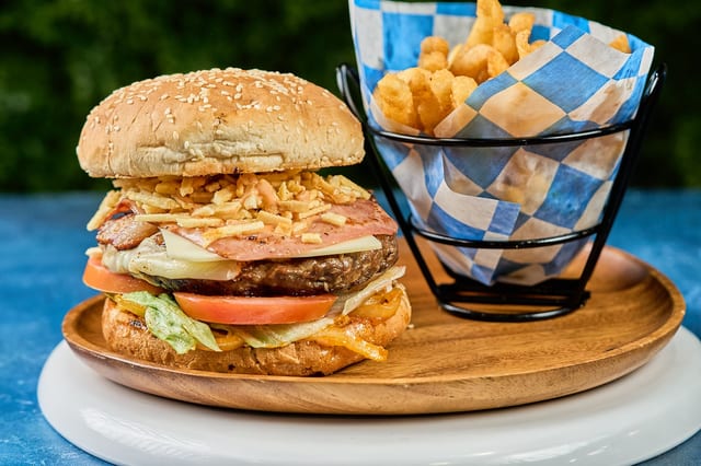 Hamburguesa Colombiana Con Papas.