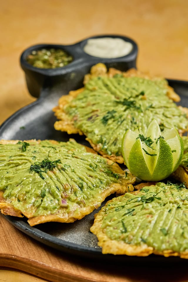 Tostones Con Guacamole.