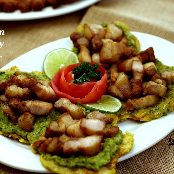 Tostones con guacamole y chicharron