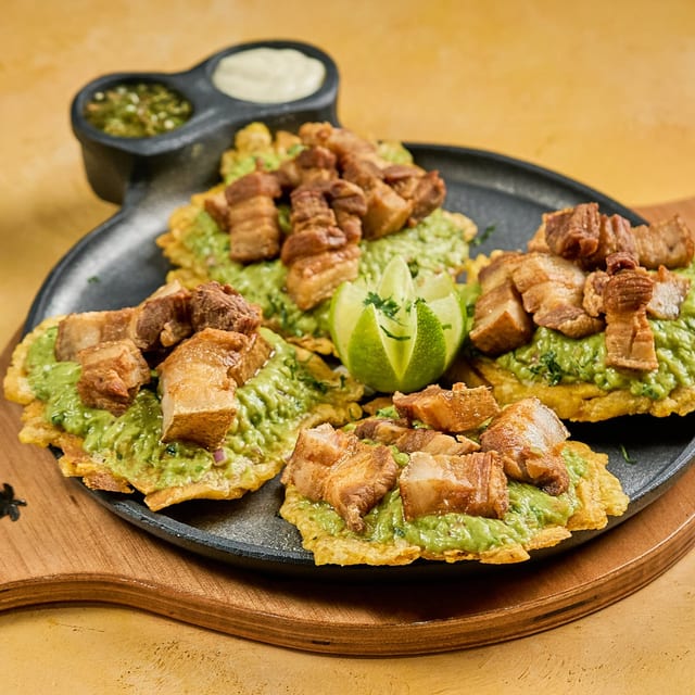 Tostones con Guacamole & Chicharrón.