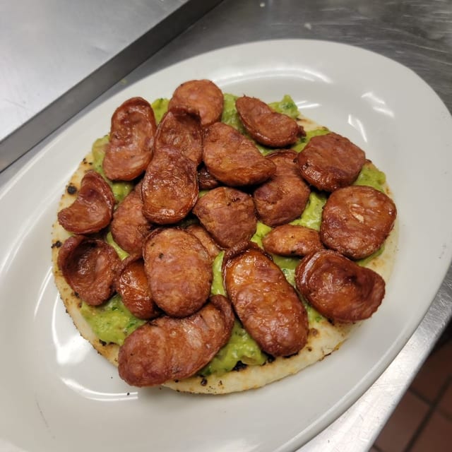 Arepa Con Chorizo Y Guacamole.