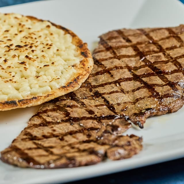 Carne Asada Con Arepa Con Queso.